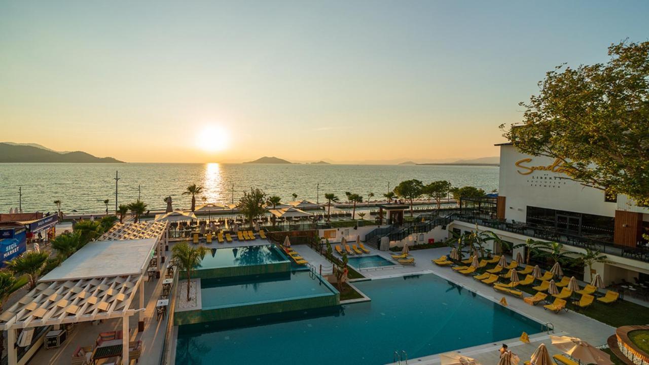 Sundia Exclusive By Liberty Fethiye Adults Only Hotel Eksteriør billede Sunset at the hotel