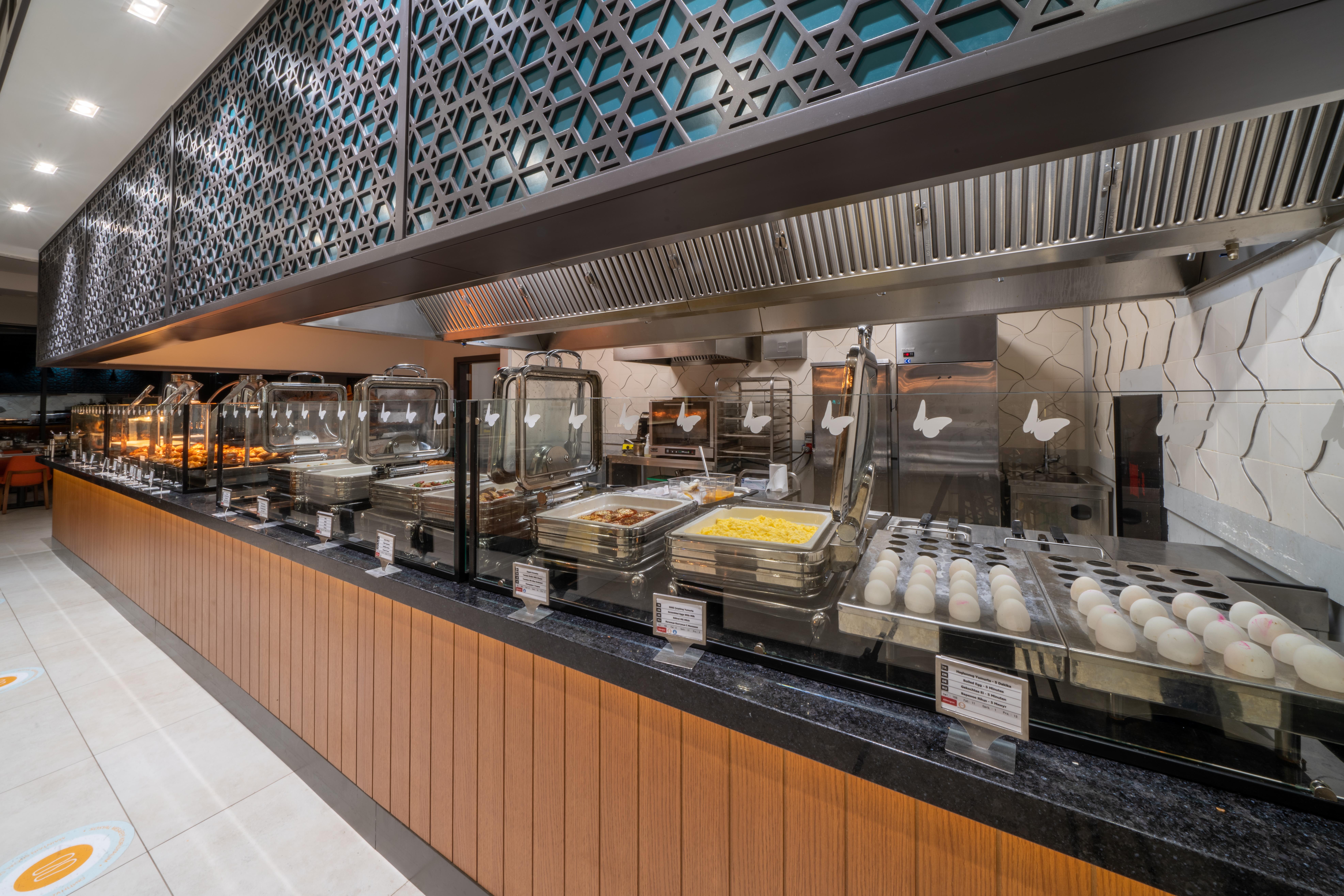 Sundia Exclusive By Liberty Fethiye Adults Only Hotel Eksteriør billede A buffet at the airport