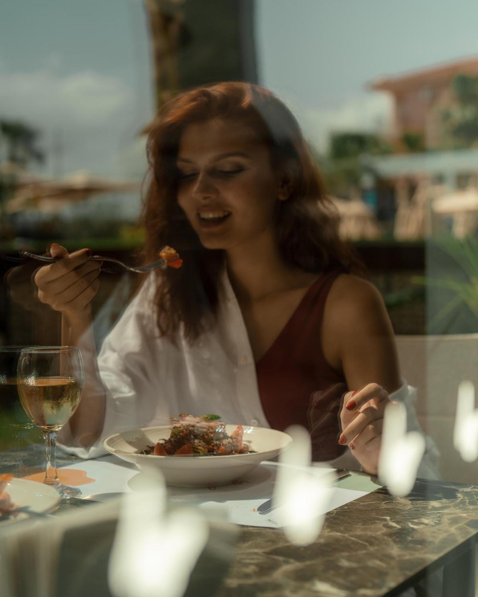 Sundia Exclusive By Liberty Fethiye Adults Only Hotel Eksteriør billede A woman eating